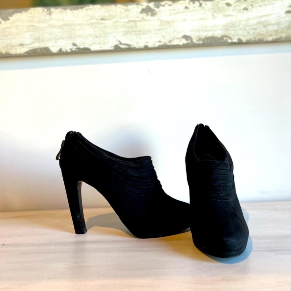 Kelly & Katie Ankle Black Booties - Picture 3 of 6